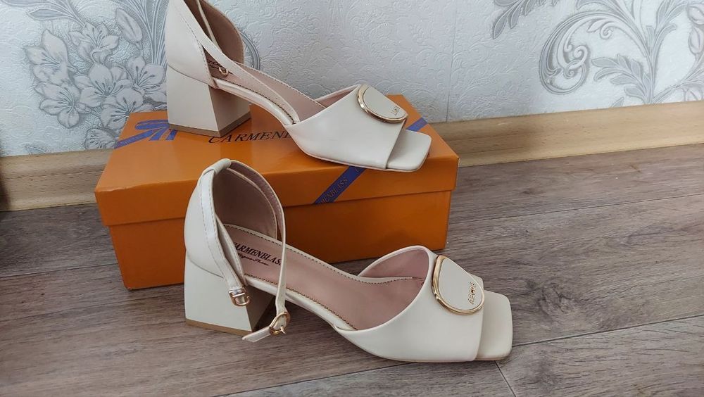 Босоножки, на удобном каблучке.