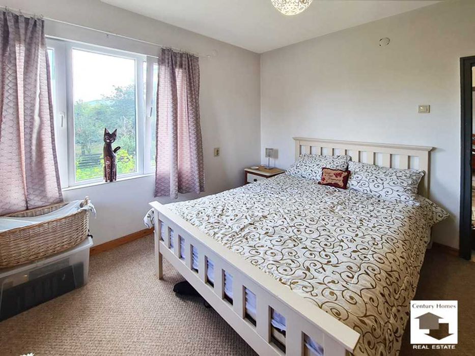 175101 Масивна къща с голям двор и кладенец  в село Петко Славейков