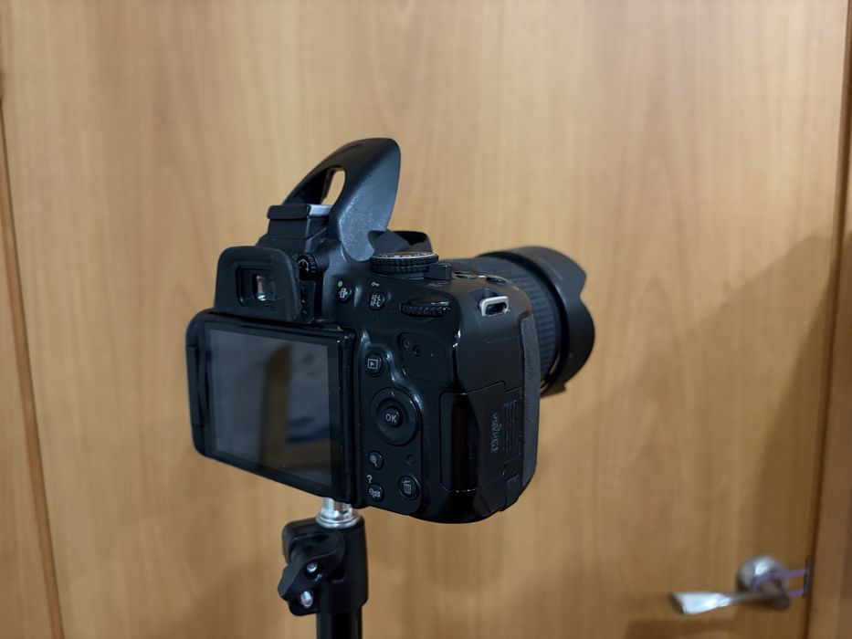 Камера Nikon со штативом