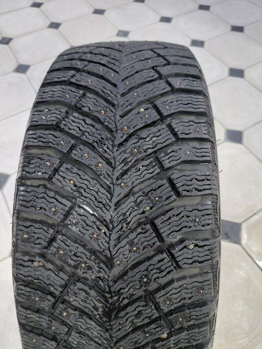 Продаю зимние резины от бренда MICHELIN размер 235/45 R18  98T с шипам