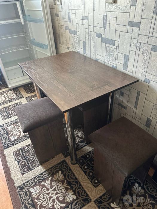 Продам кухонный столик с 4 табуретками