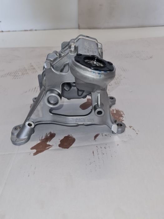Pompa ulei motor 1.5 benzina BMW seria1  F70 F74 / cod-9895362 / 2019+