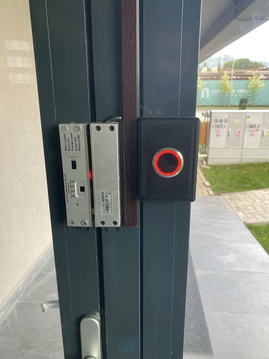 Control acces si pontaj usi, videointerfonie