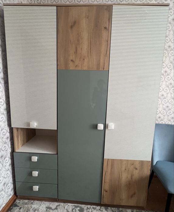 Продам шкаф , стол письменный