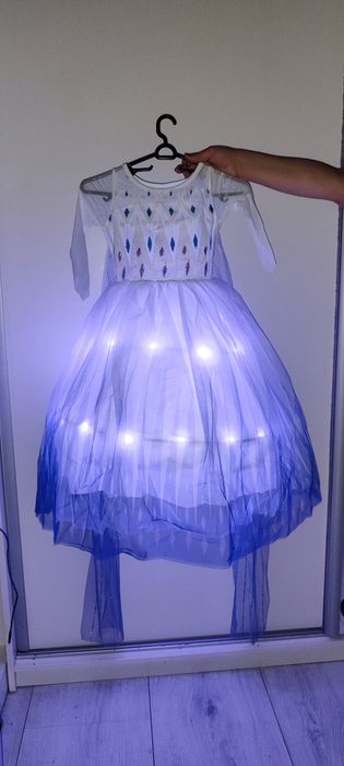 Светеща рокля на Елза с два подаръка светещ ластик и корона