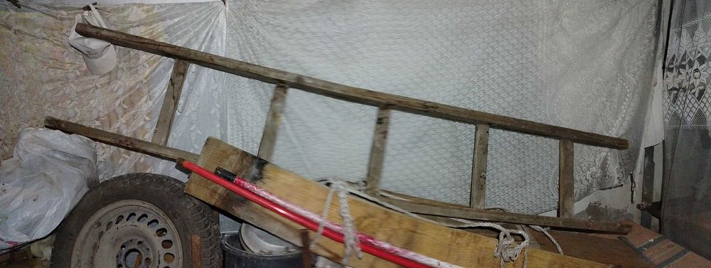 Лестница деревянная приставная. Длина в описании.