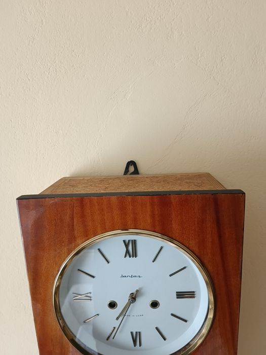 Стенен часовник Янтар