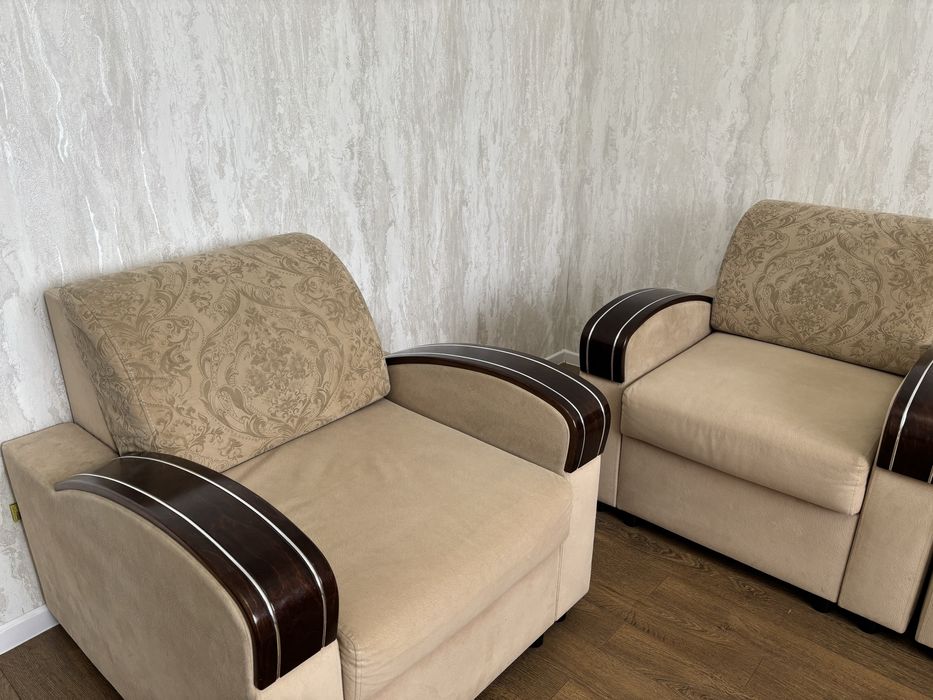 Продам диван с двумя креслами