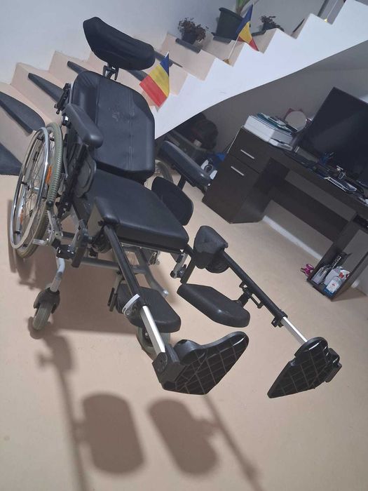 Vand scaun fotoliu persoane cu handicap impreuna cu cadru.