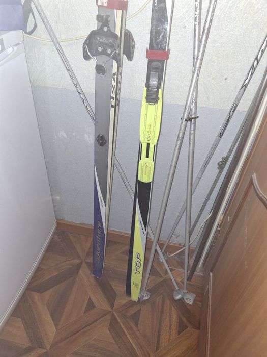 Лыжи беговые две пары
