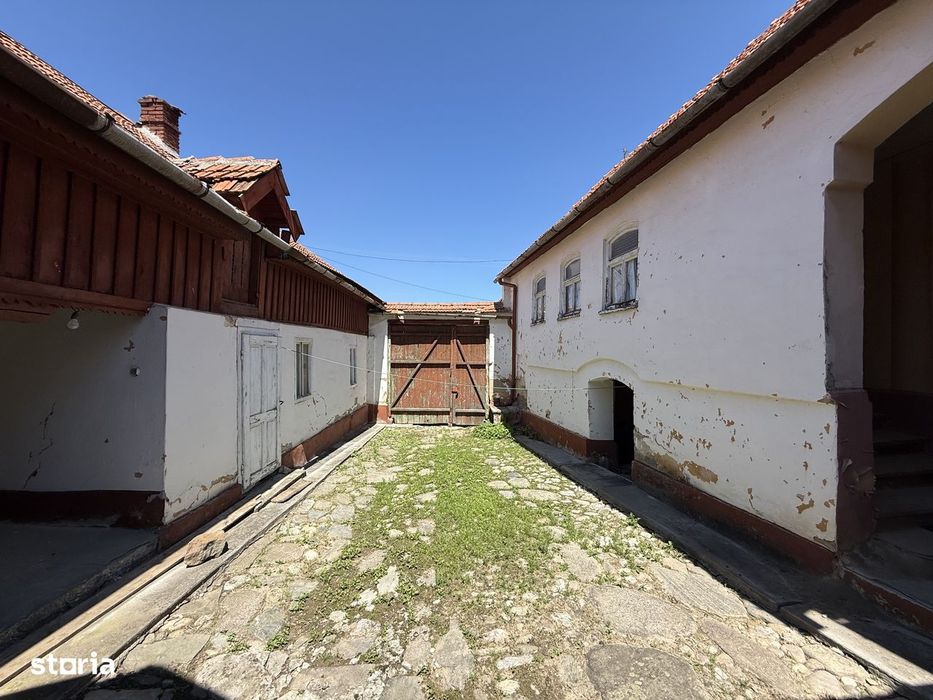 Casă cu curte și anexe în Poiana Sibiului