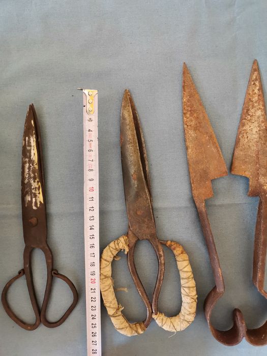 Много стари ножици и сечива.