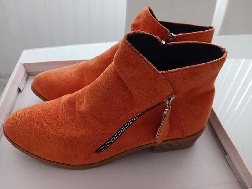 Нови оранжеви, стелка-26см, пише размер 42, но отговарят на 40-29лв