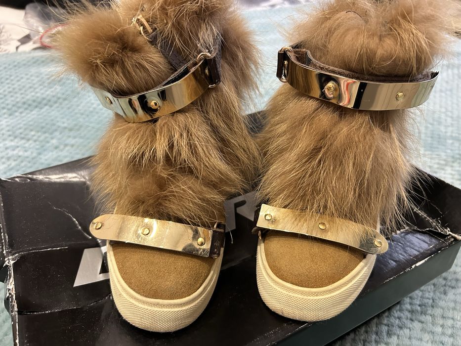 Обувки с естествен косъм