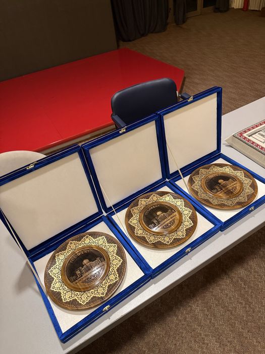 Декоративное блюдо из орехового дерева — ручная работа с логотипом