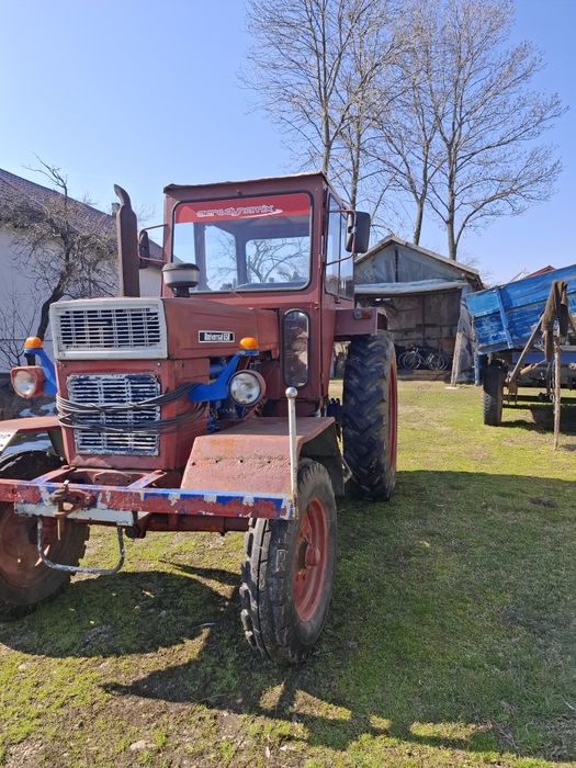 Tractor cu remorca si plug