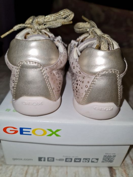 Papucei ghetute piele pentru fetite GEOX marime 25 sunt ca NOI