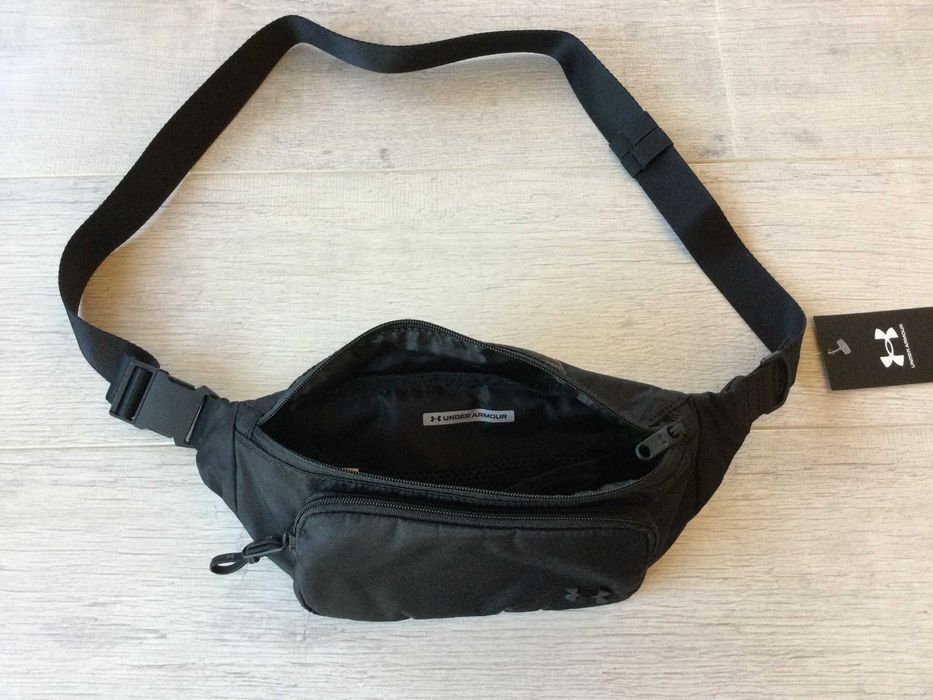 НОВА оригинална мъжка черна чанта чантичка за кръста "банан" crossbody bag UNDER ARMOUR от САЩ