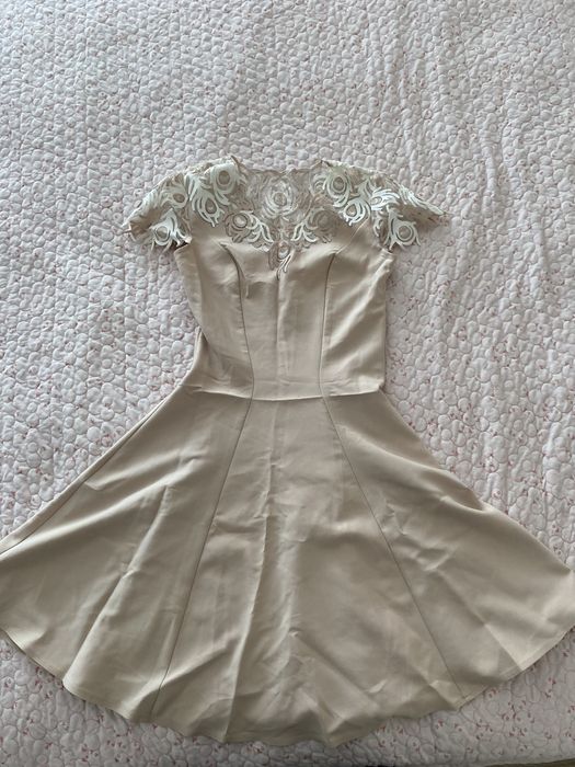 Бежевый вечерный платья