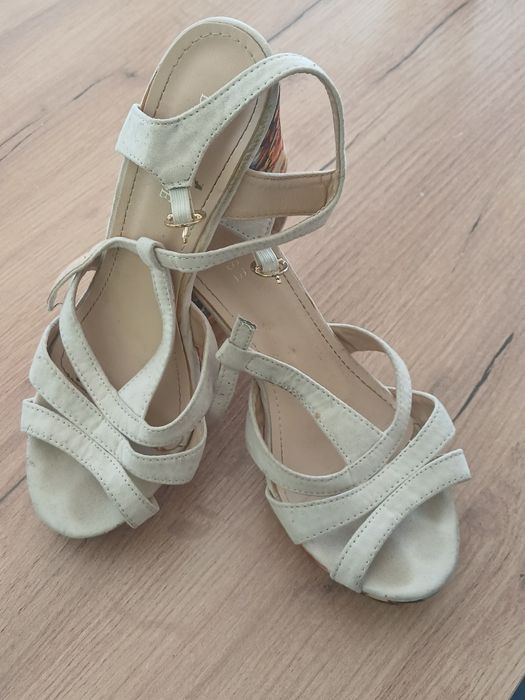 Vând sandale marime 38