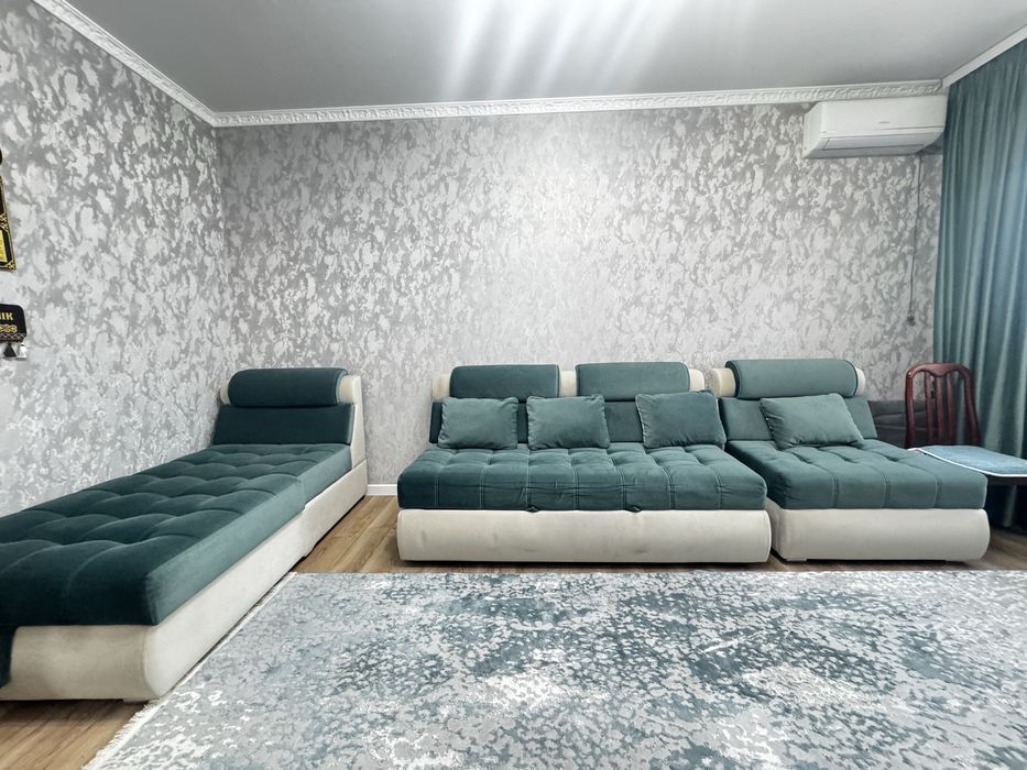 Диван в отличном состоянии в изумрудном цвете