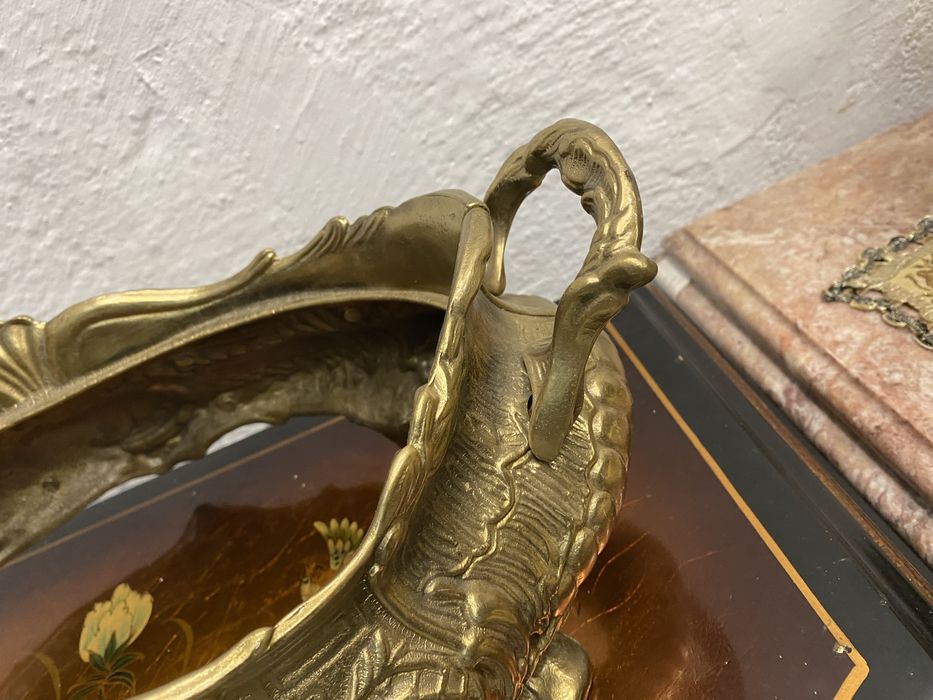 Голяма френска кашпа от масивен месинг барок