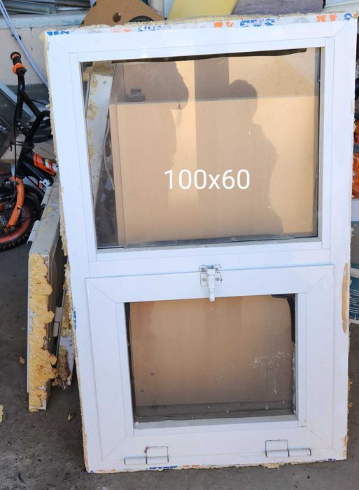 Дверь. Окно алюминевое, форточки, печки, ванная.