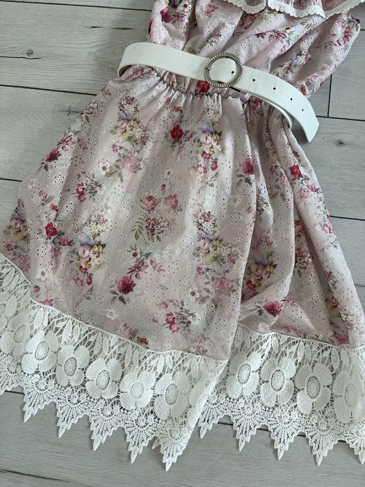 Красива дантелена рокля