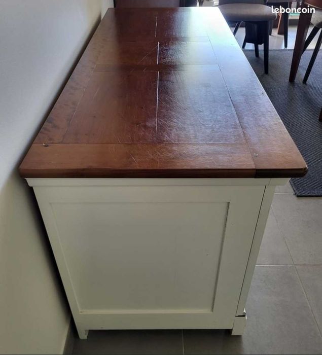 bufet alb jos din lemn cu blat din lemn închis la culoare