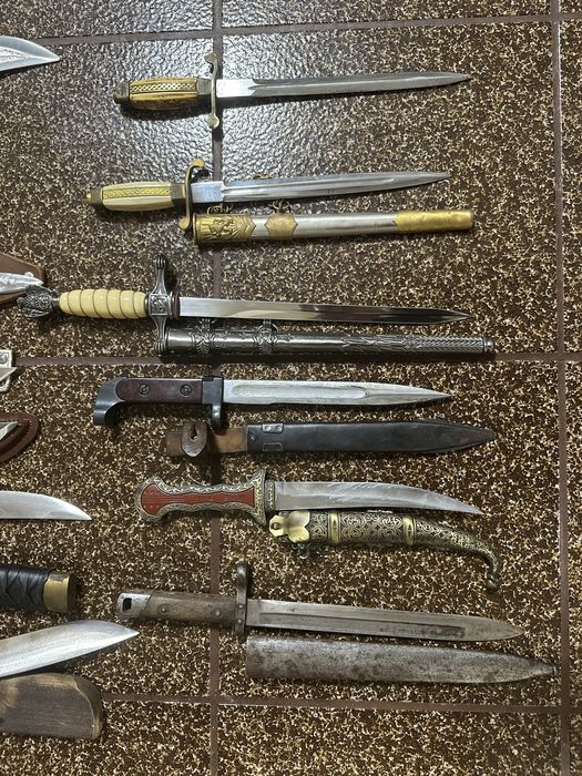 Колекция ножове и кортици