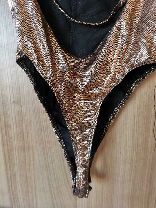 Боди златисто с гол гръб