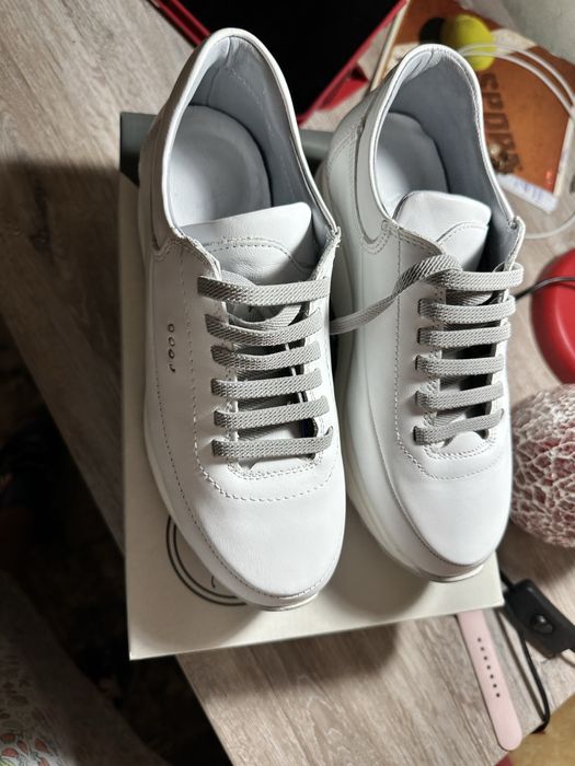 Продам новые кожанные кросовки 37 размера