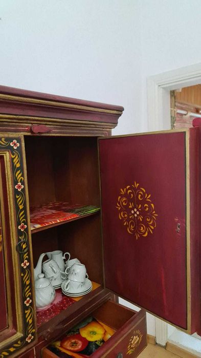 Продавам уникални ръчно рисувани мебели и декорация