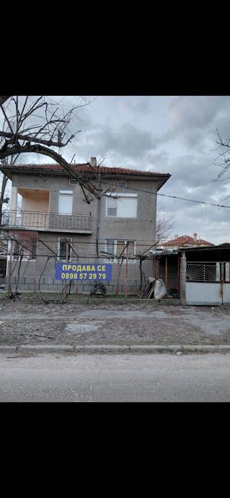 Продава се двуетажна къща с гараж.