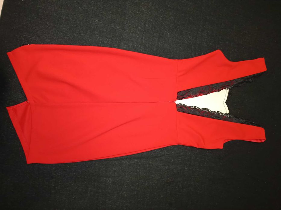 Червена къса рокля