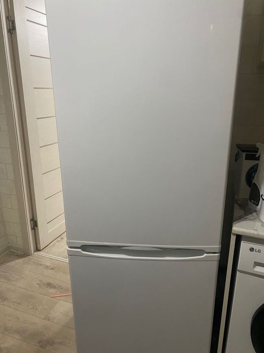 Холодильник Indesit ES 18 A (1.5 года в использовании, переезд)