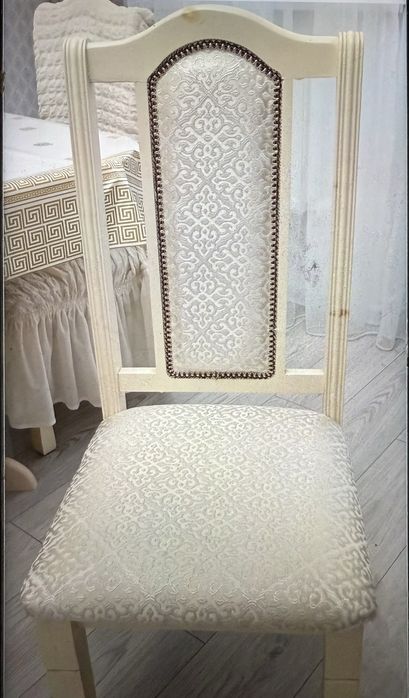 Стол со стульями для гостинной