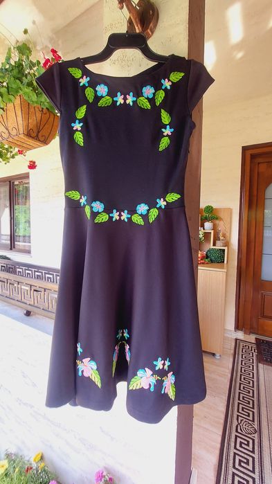 Rochie neagra cu broderie