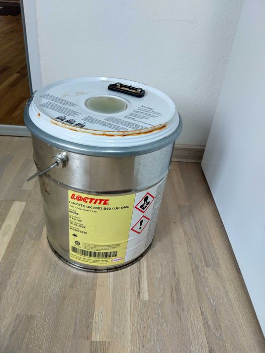 Adeziv liipește metal,lemn,etc .Disponibil 4 găleți.400 lei/buc