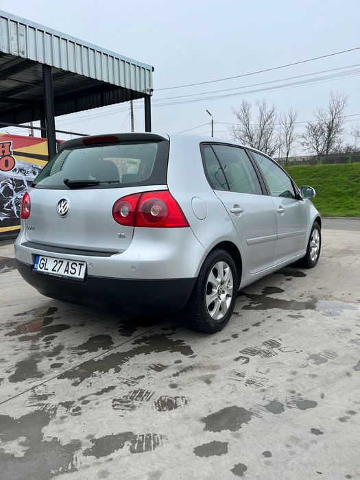 Vând golf 5 benzina 2799€