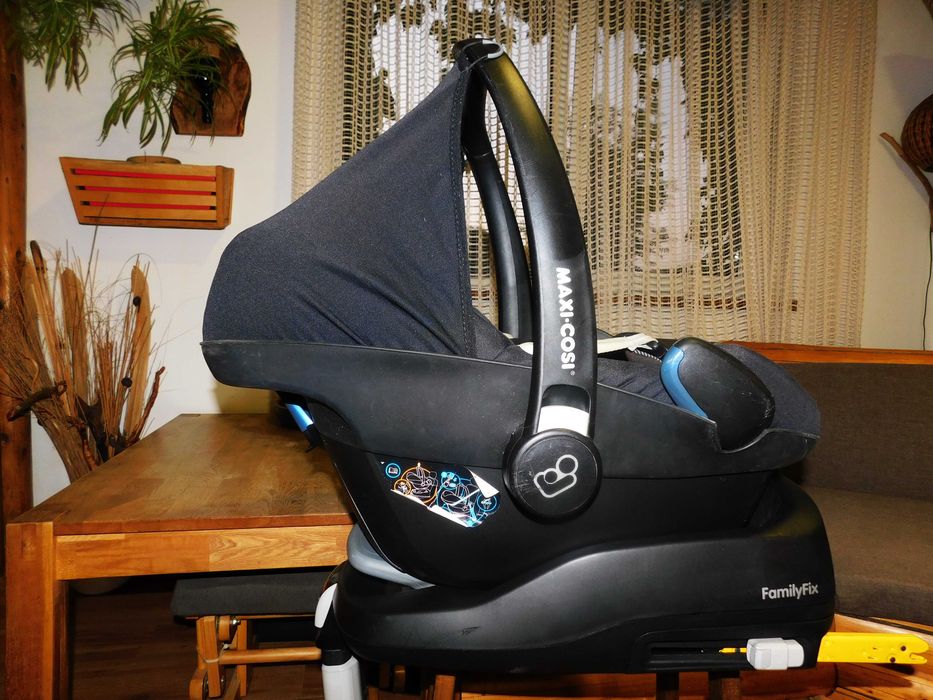Scoica Maxi Cosi Pebble + bază Isofix FamilyFix