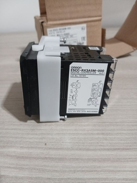 Regulator digital de temperatură OMRON E5CC-RX3A5M-000 (Nou, în cutie)