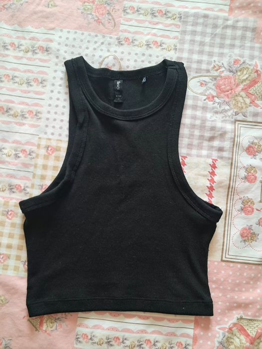 Черен рипсен кроп топ с изрязани рамене (Racerback)