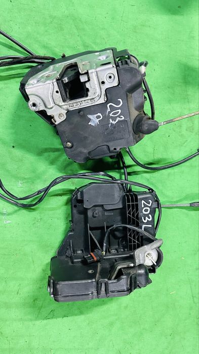 W203 замок двери левая и правая авторазбор мерседес бу оригинал запчас