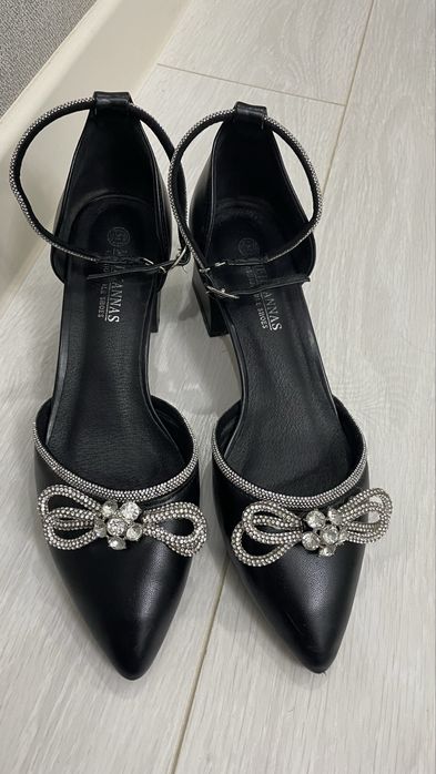 Продаются черные туфли