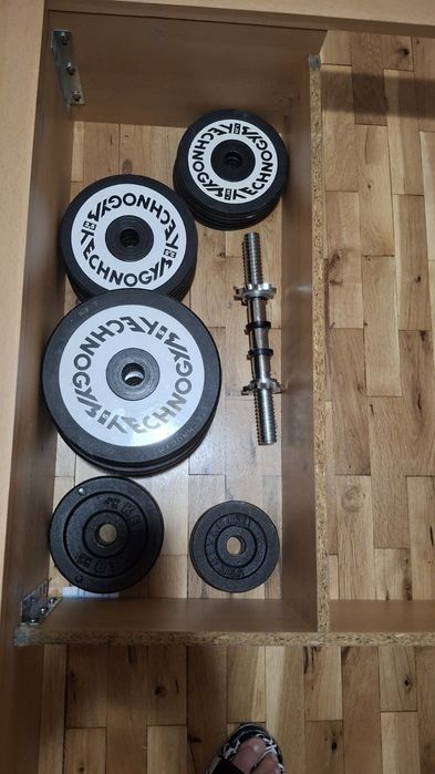 Продавам Technogym комплект тежести 77.5 кг – отлични дискове и дъмбел