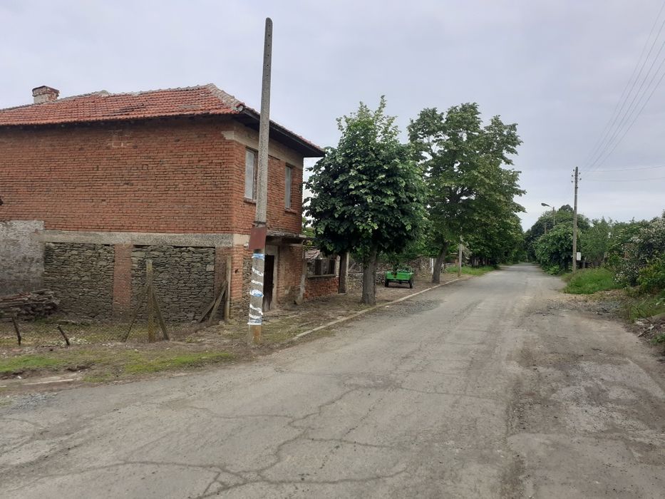 Къща в село Огнен, община Карнобат, обл. Бургас.