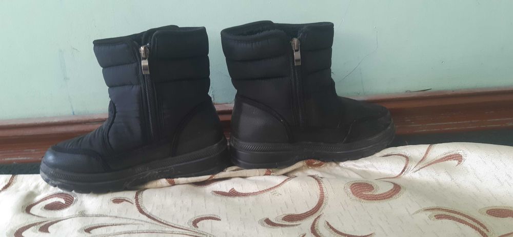 Болалар иссик оёк кийимлари сотилади