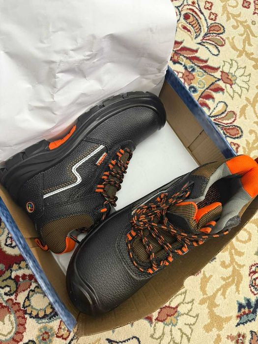 Спецботинки летние новые 40 размер.