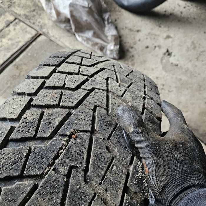 Продам 2 шины на внедорожник